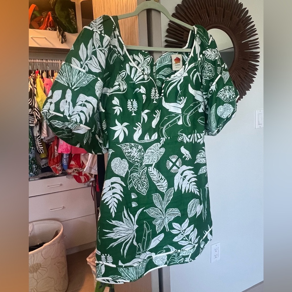 Size small farm rio stunning tropical dress. Worn once